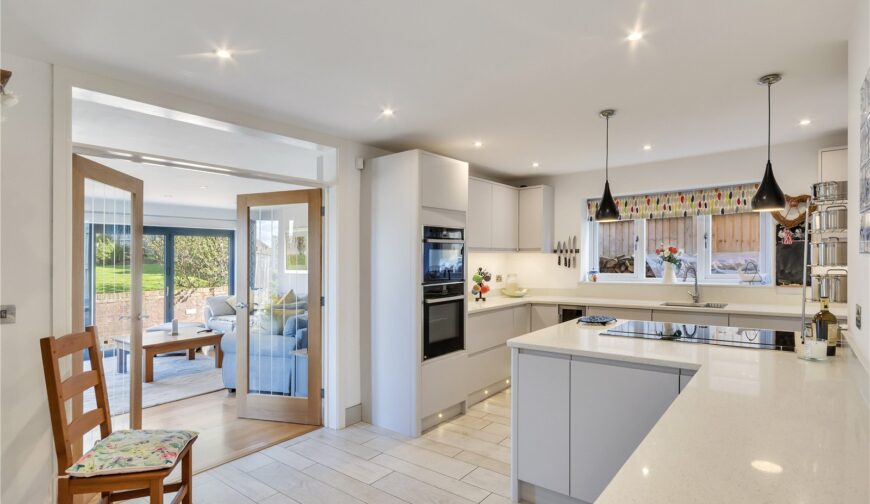 4 Highfield - Picture No. 01