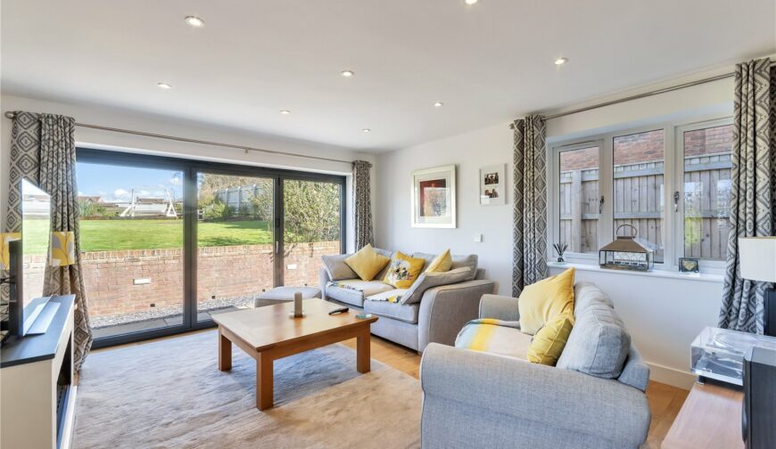 4 Highfield - Picture No. 12