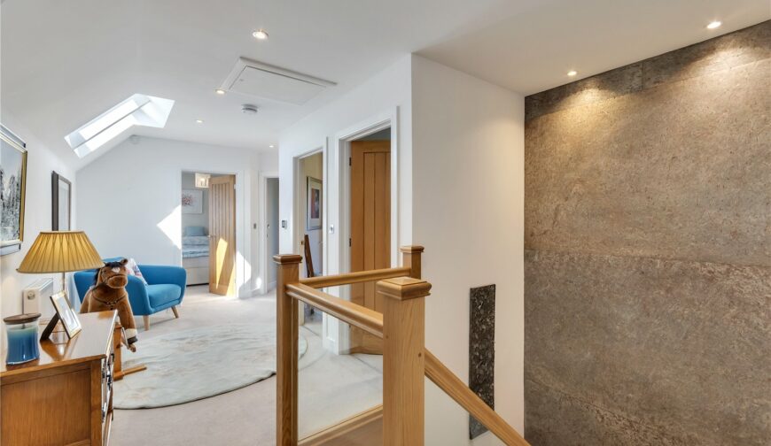 4 Highfield - Picture No. 16