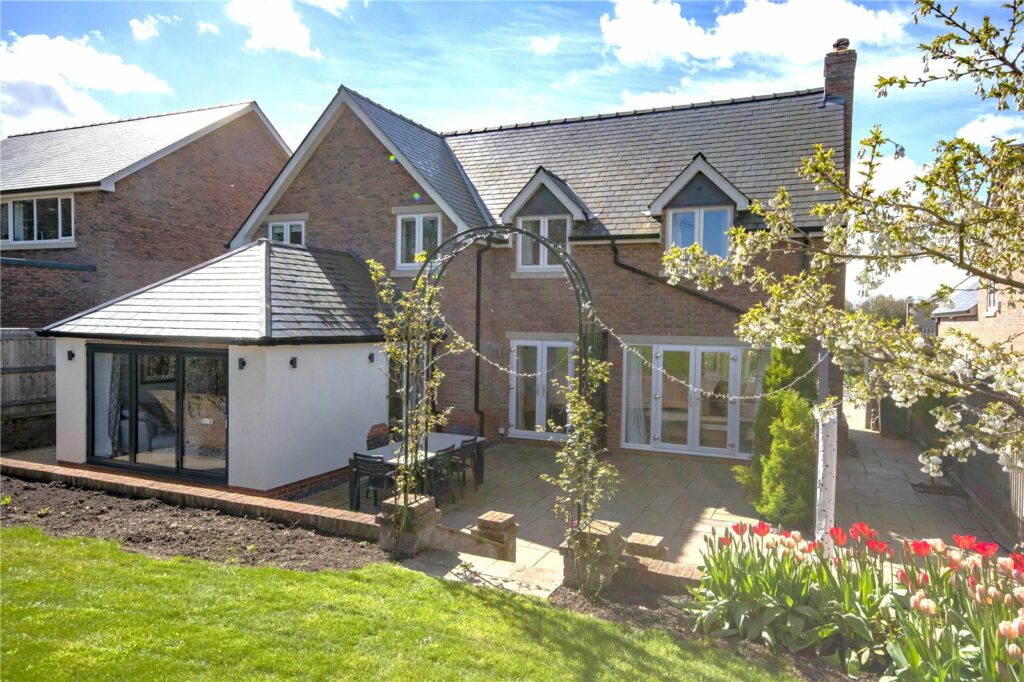 4 Highfield - Picture No. 25