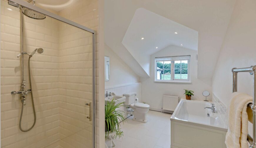 Oxley Cottage Porthill, Nobold Lane - Family Bathroom