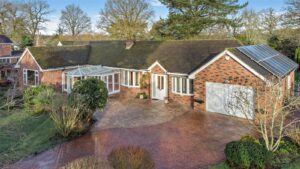 Bungalow with annex in rural hamlet