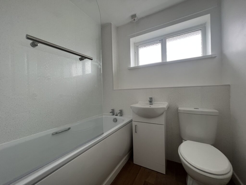 1 Spencer Drive - Picture No. 06