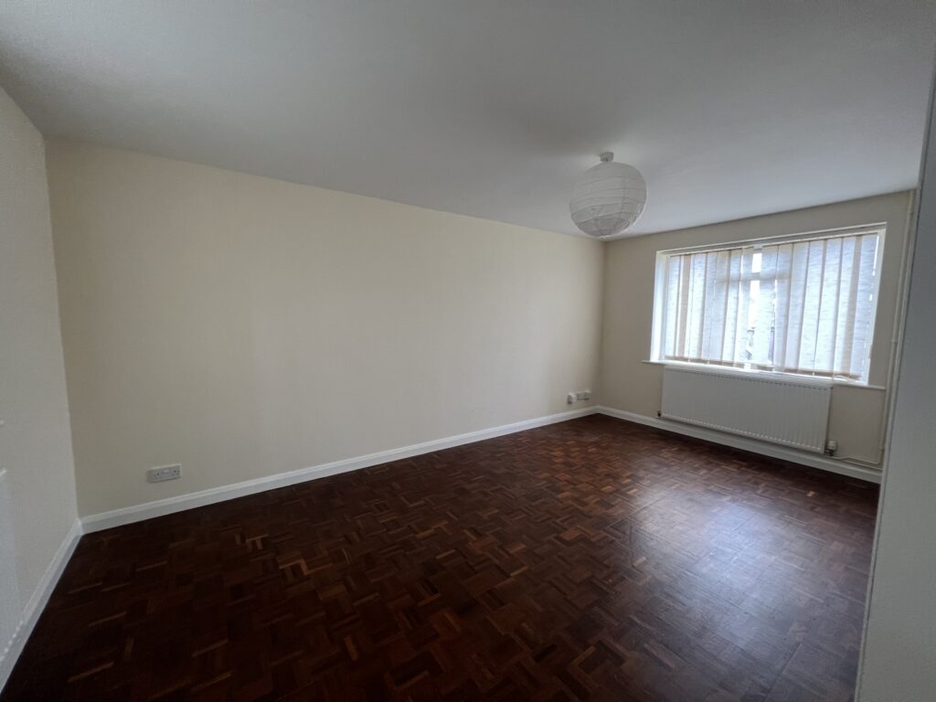 1 Spencer Drive - Picture No. 12