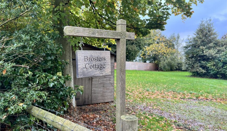 Brosters Cottage, Sugnall - Picture No. 10