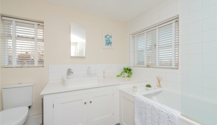 Dorrington House, Dorrington - Bathroom