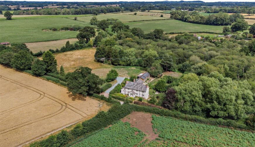 Broomfield Villa, Broomfields - Setting