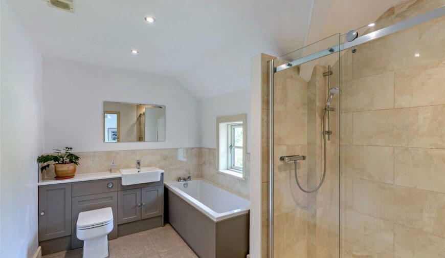 Broomfield Villa, Broomfields - Family Bathroom