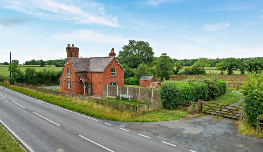 Squirrel Cottage, Shrewsbury Road - 2