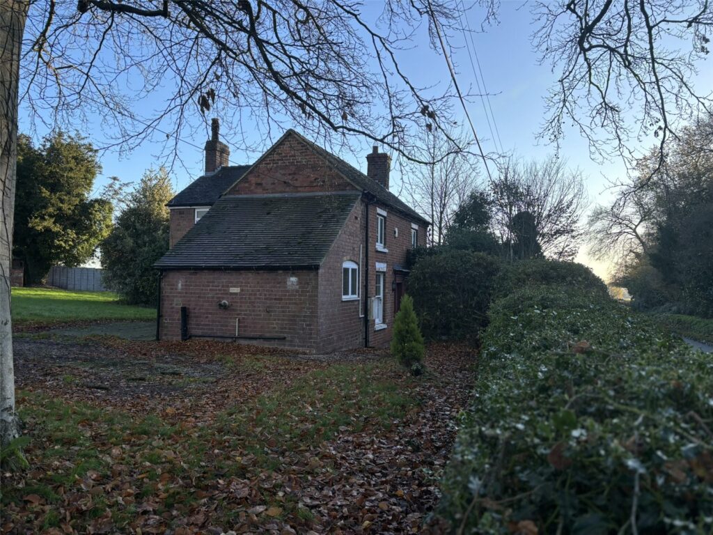 Brosters Cottage, Sugnall - Picture No. 05