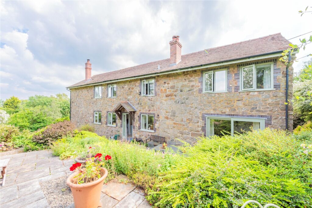 Holly Lodge, Hopton Bank - Picture No. 01