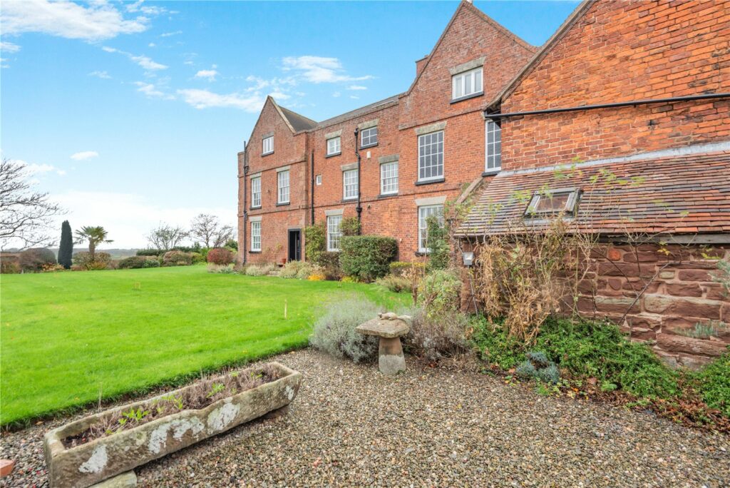 Golding Hall - Picture No. 32