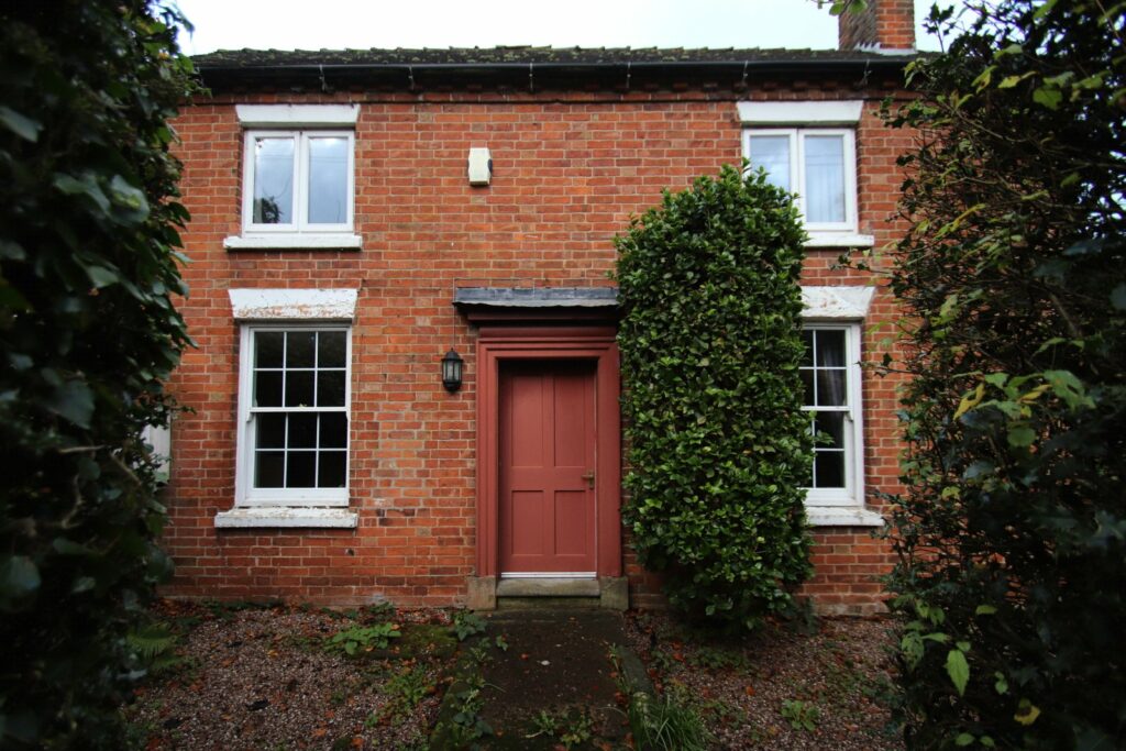 Brosters Cottage, Sugnall - Picture No. 12