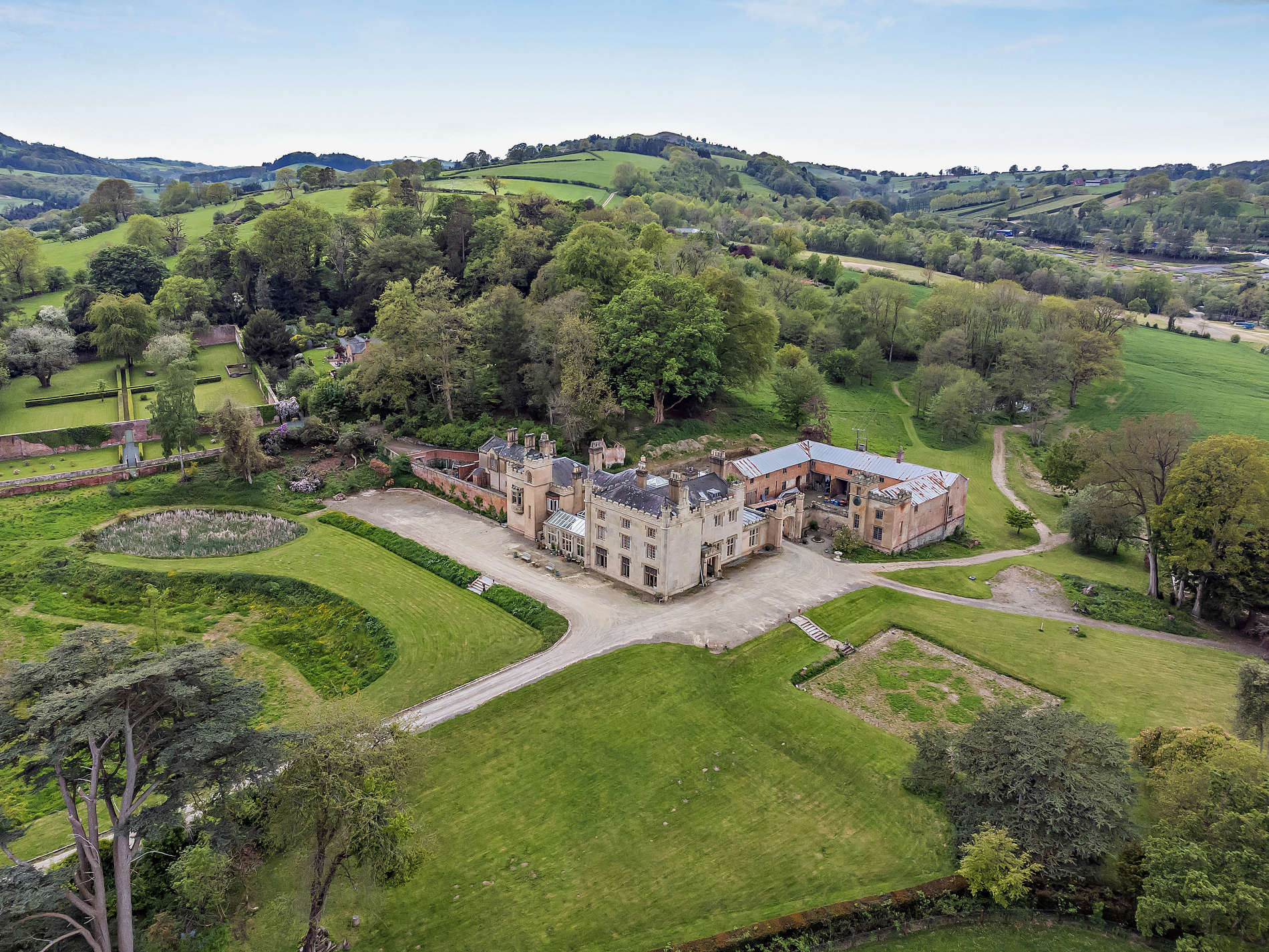 Llanerchydol Hall – extensive architectural gem
