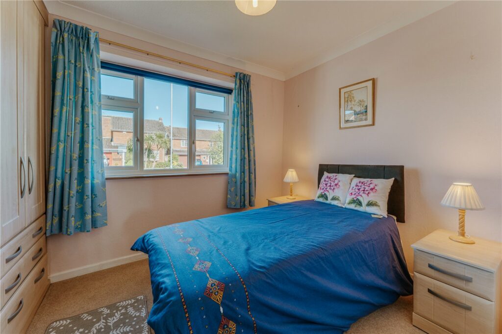 9 Beaconsfield Park - Picture No. 16