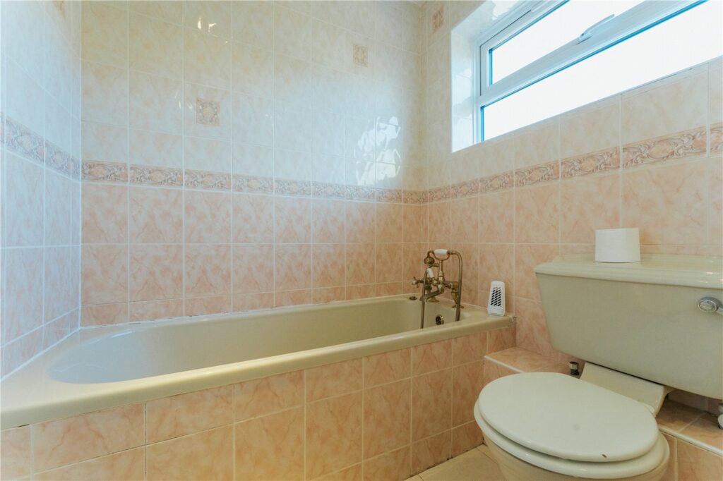 9 Beaconsfield Park - Picture No. 19
