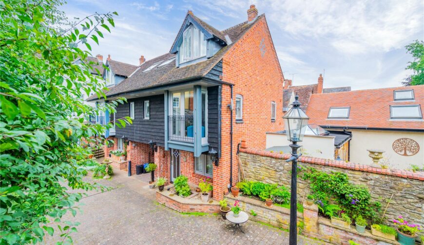 1 Berrington Court, Bell Lane - Picture No. 01