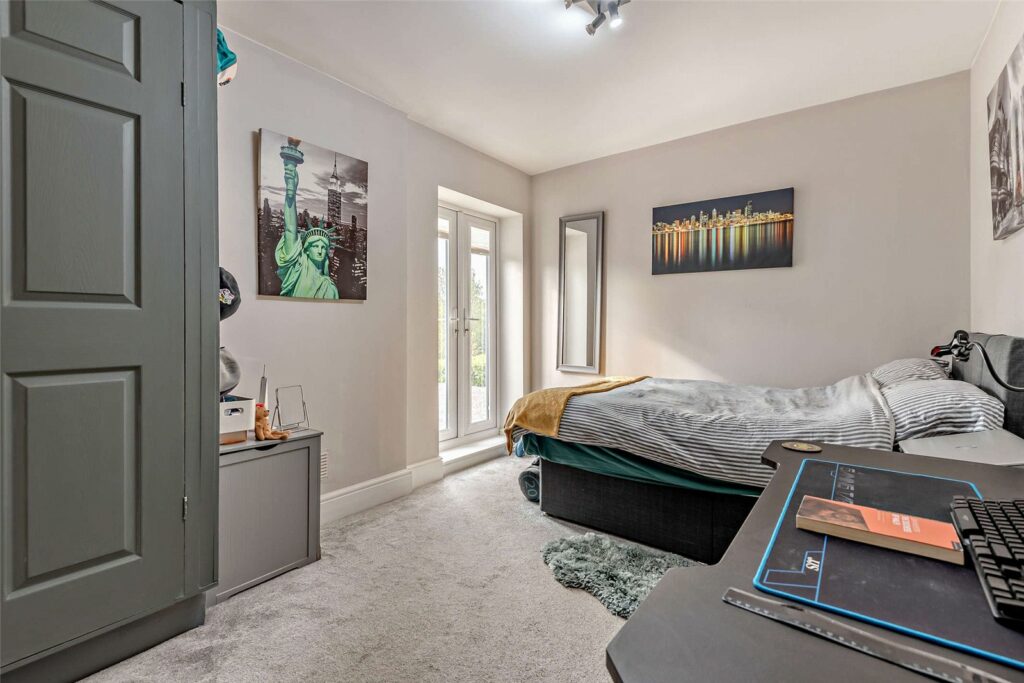 1 Rad Valley Gardens - Bedroom