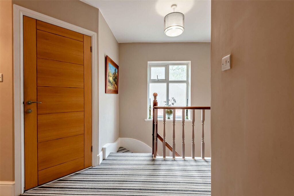 1 Rad Valley Gardens - Landing