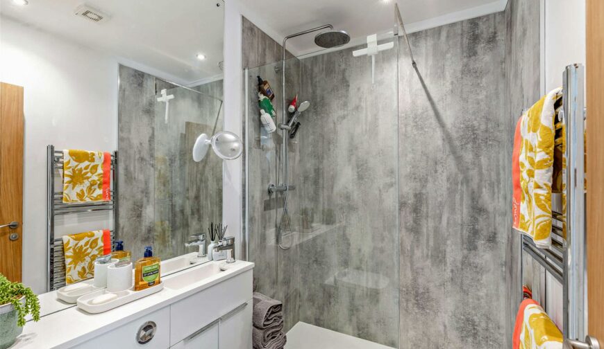 1 Rad Valley Gardens - Shower Room