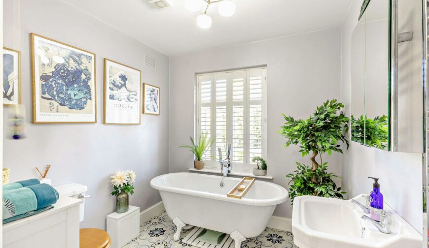 1 Rad Valley Gardens - Bathroom