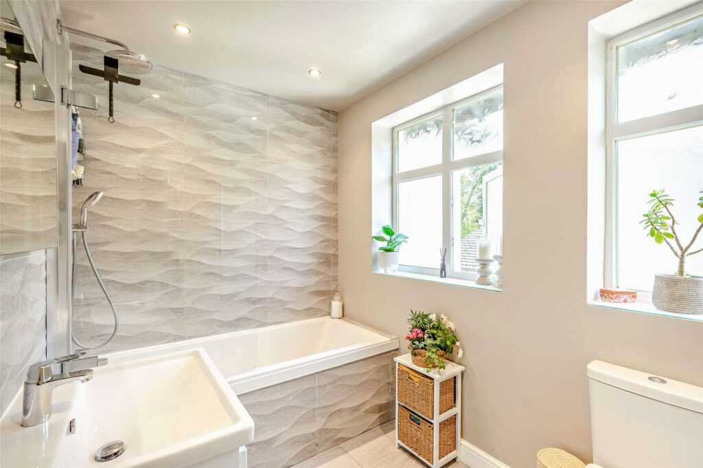 1 Rad Valley Gardens - Family Bathroom