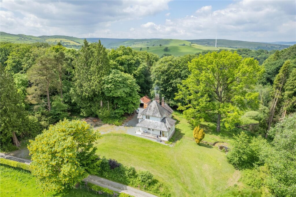 Bellan Estate, Llanerfyl - 1