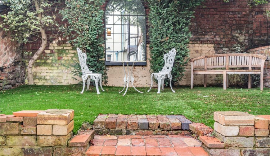 6 Dogpole - Walled Garden