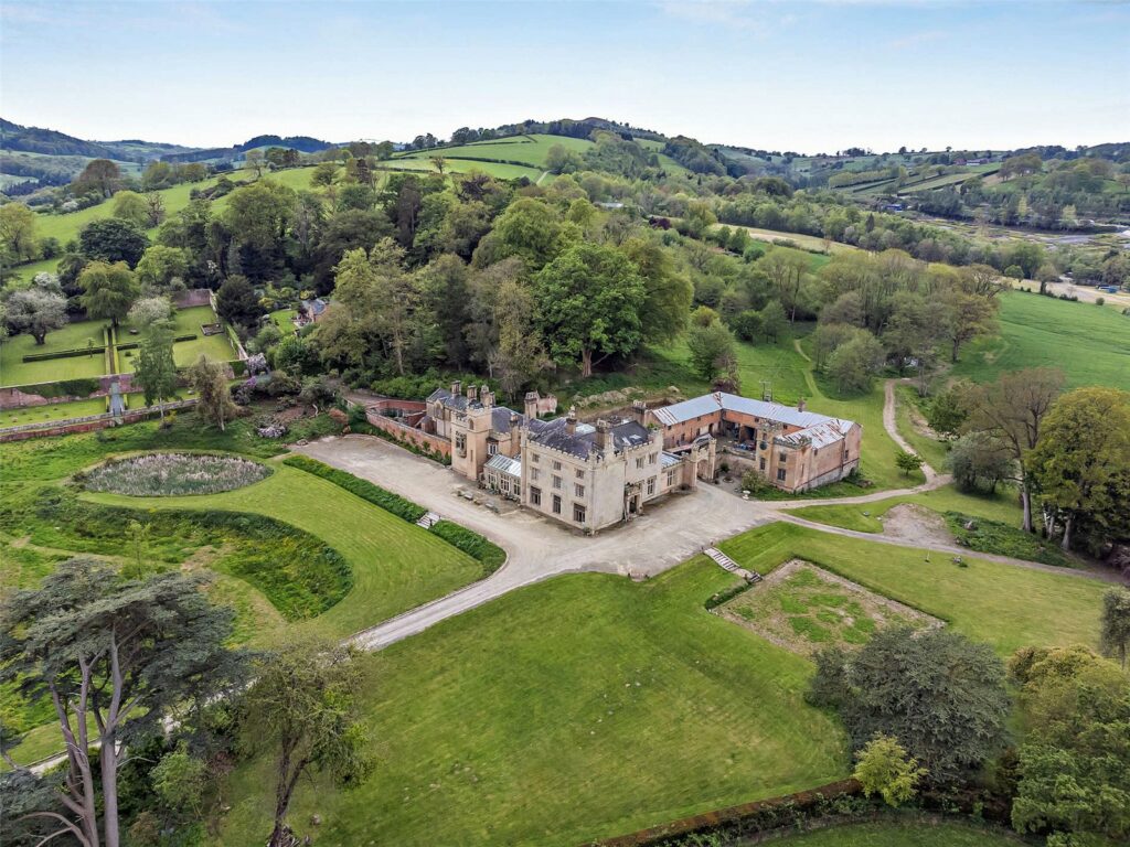 Llanerchydol Hall, Llanerchydol - Picture No. 01