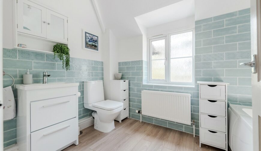 Hinstock Hall Lodge, Hatton Road - Family Bathroom